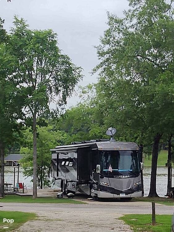 2016 Winnebago Journey 42E - Used Diesel Pusher For Sale by Pop RVs in Graceville, Minnesota features Slideout