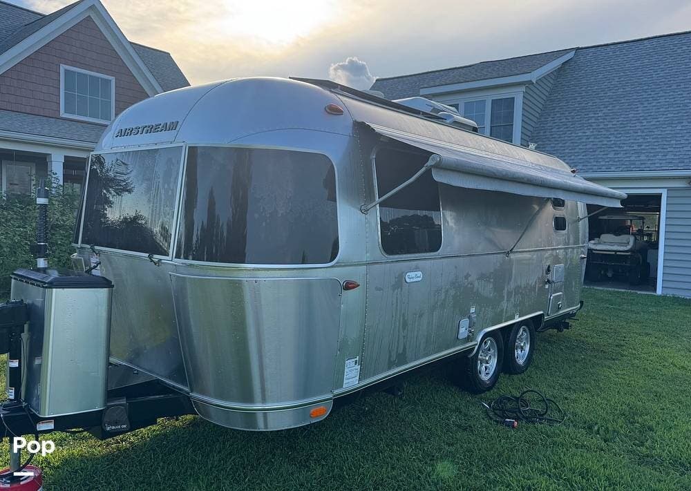 2023 Flying Cloud 23FBQ by Airstream from Pop RVs in Warsaw, Virginia