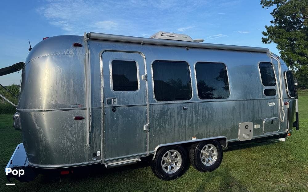 2023 Airstream Flying Cloud 23FBQ - Used Travel Trailer For Sale by Pop RVs in Warsaw, Virginia