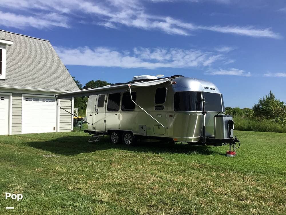 2023 Airstream Flying Cloud 23FB - Used Travel Trailer For Sale by Pop RVs in Warsaw, Virginia features Leveling Jacks, Air Conditioning, Awning