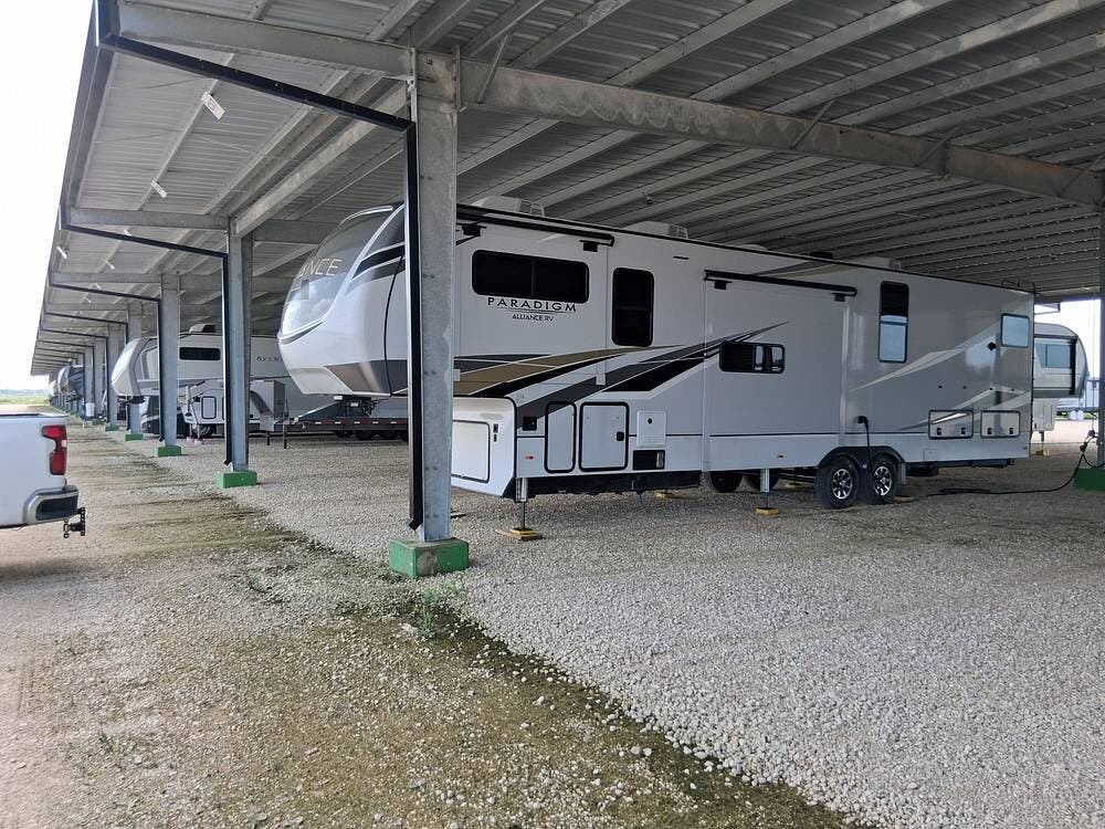 2022 Alliance RV Paradigm 385FL - Used Fifth Wheel For Sale by Pop RVs in Brookshire, Texas features Slideout