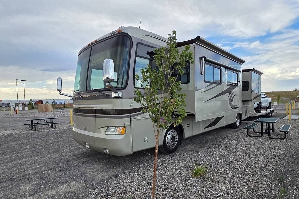 2005 Monaco RV Knight 38PST - Used Diesel Pusher For Sale by Pop RVs in Kennewick, Washington features Slideout