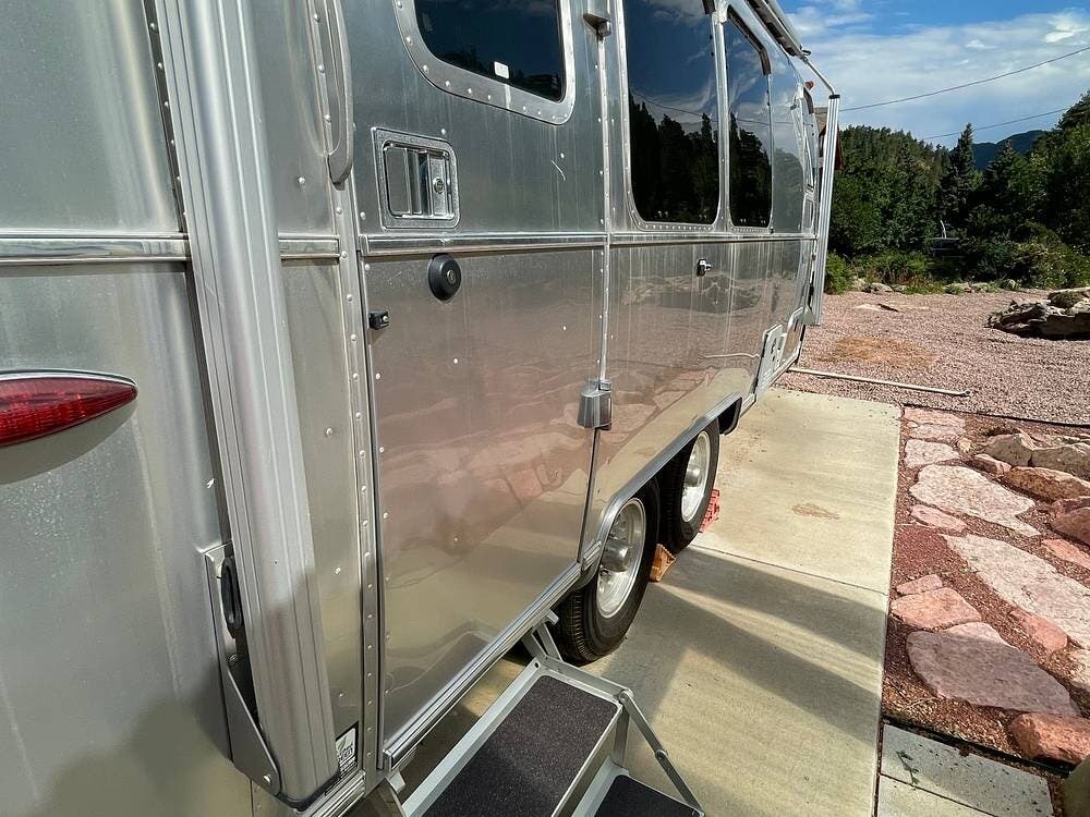 2021 Globetrotter 23FBT by Airstream from Pop RVs in Green Mountain Falls, Colorado