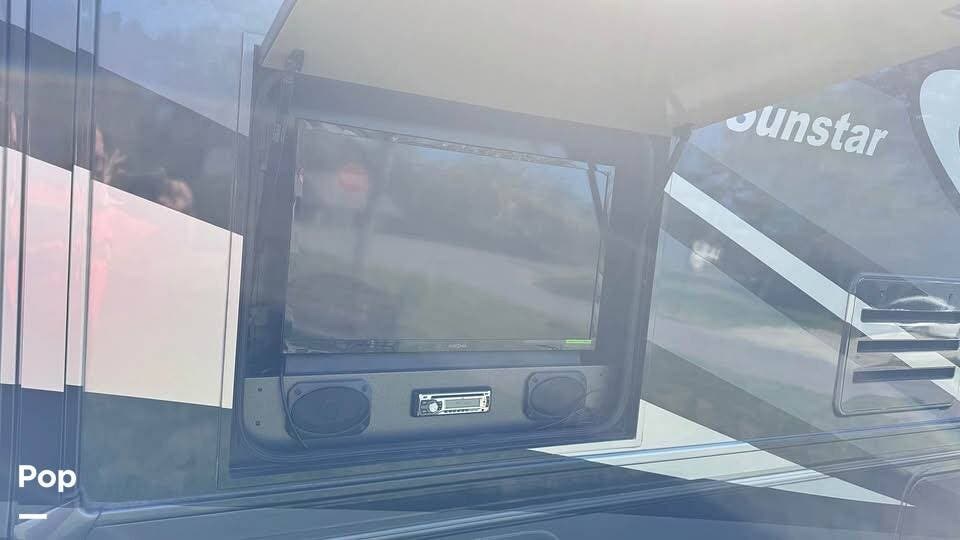 2015 Itasca Sunstar 27N - Used Class A For Sale by Pop RVs in Dallas, North Carolina features Slideout