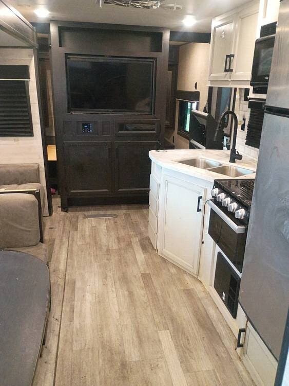 2022 Jayco Jay Flight 32BHDS - Used Travel Trailer For Sale by Pop RVs in Phoenix, Arizona features Slideout
