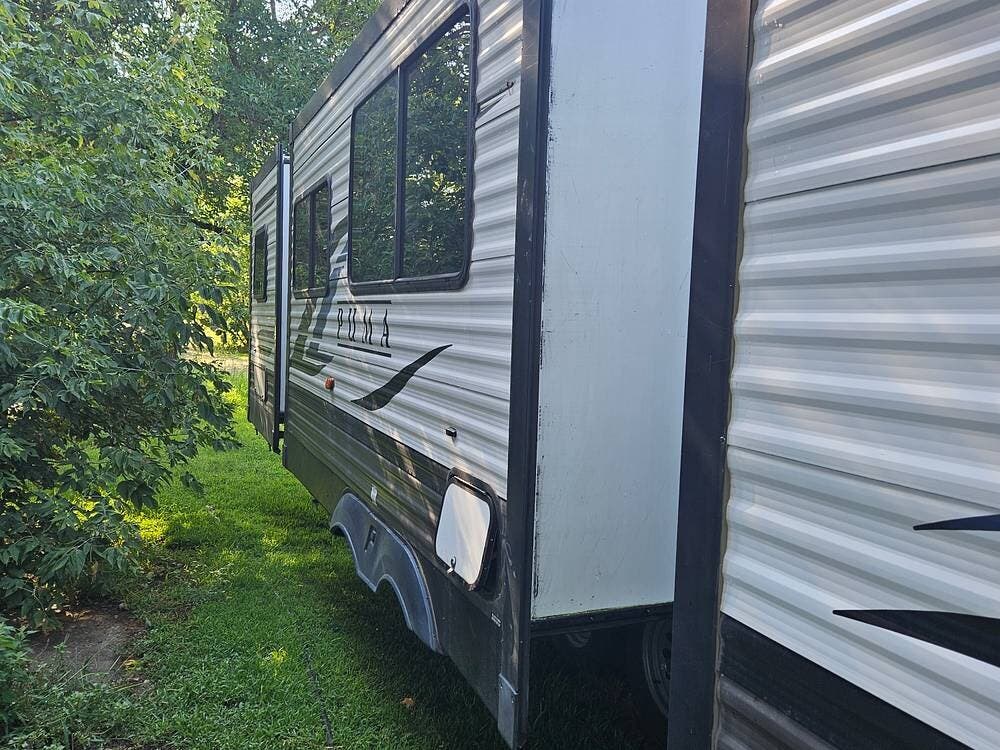 2020 Palomino Puma 32RBFQ - Used Travel Trailer For Sale by Pop RVs in New London, Minnesota features Slideout