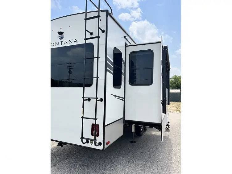 2022 Keystone Montana 3231CK - Used Fifth Wheel For Sale by Pop RVs in Waco, Texas features Slideout