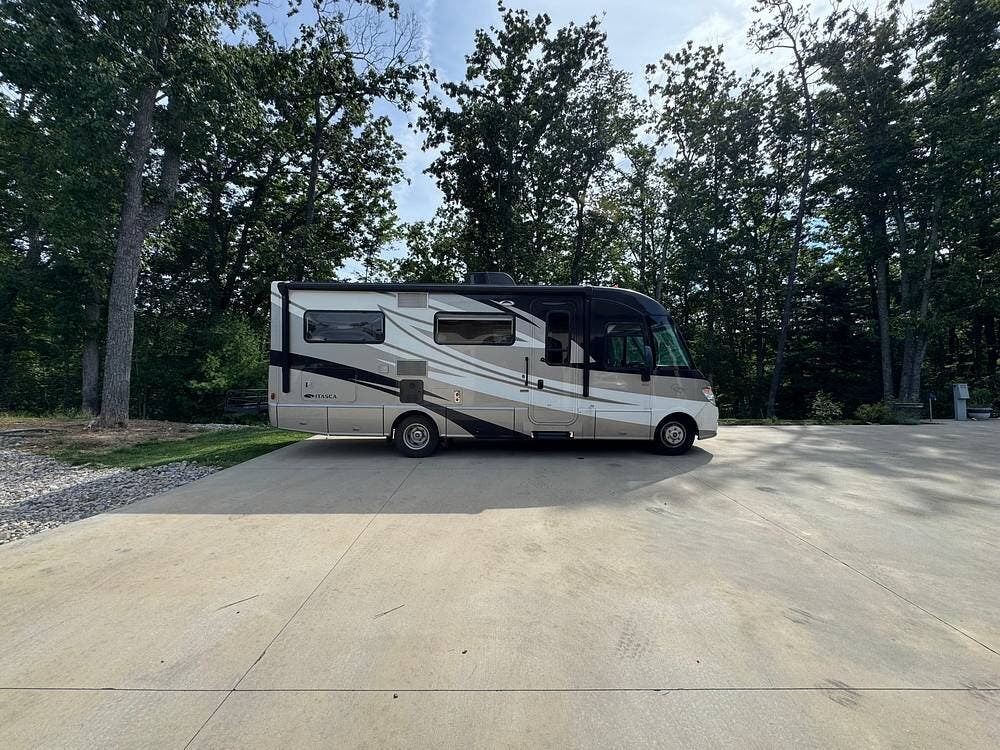 2014 Itasca Reyo 25P - Used Diesel Pusher For Sale by Pop RVs in Blacksburg, Virginia features Slideout