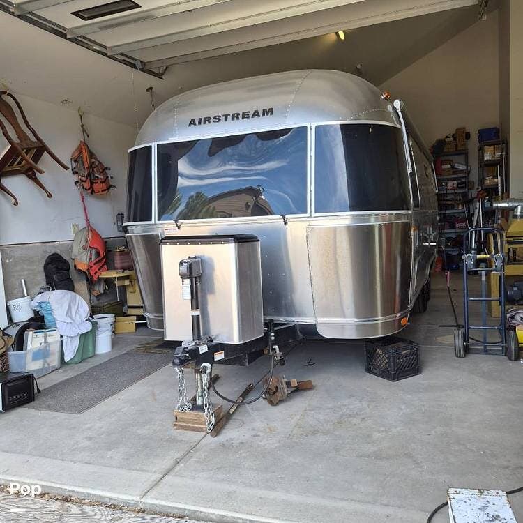 2022 Airstream Flying Cloud 25RB - Used Travel Trailer For Sale by Pop RVs in Golden, Colorado features Air Conditioning, Leveling Jacks, Awning