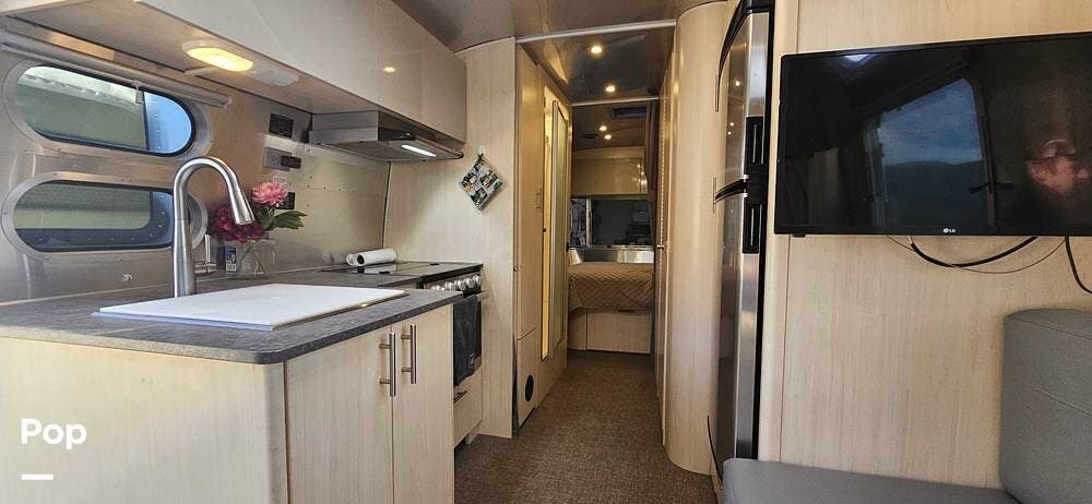 2022 Airstream Flying Cloud 25RB - Used Travel Trailer For Sale by Pop RVs in Golden, Colorado features Awning, Leveling Jacks, Air Conditioning