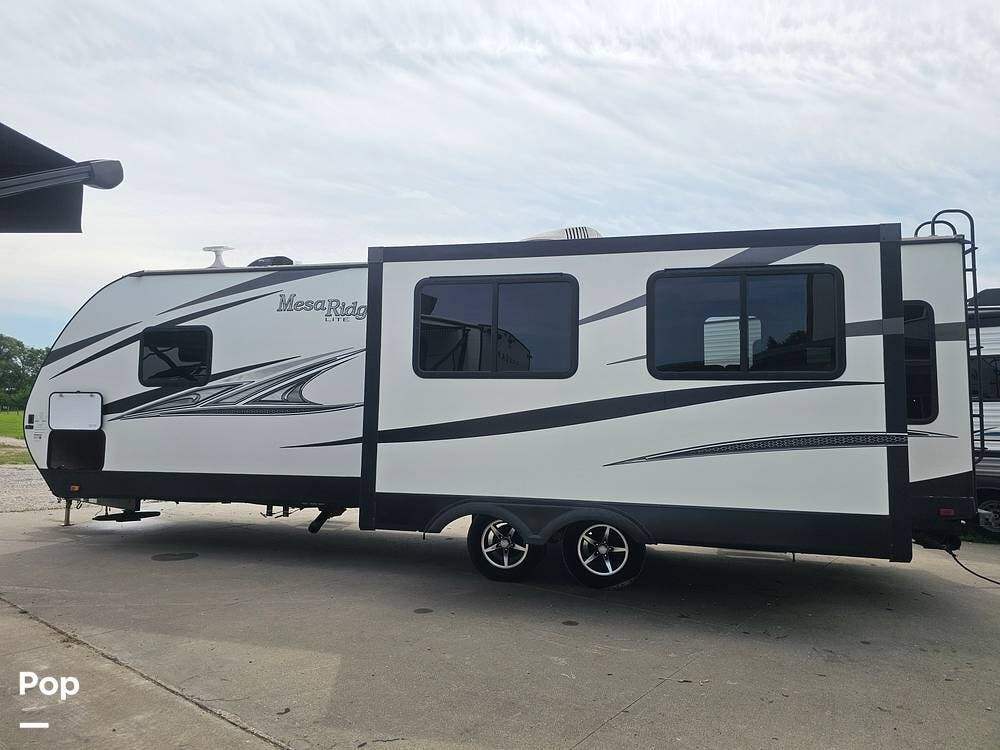 2019 Highland Ridge Mesa Ridge 2710RL - Used Travel Trailer For Sale by Pop RVs in Colfax, Iowa features Slideout, Awning, Air Conditioning, Leveling Jacks