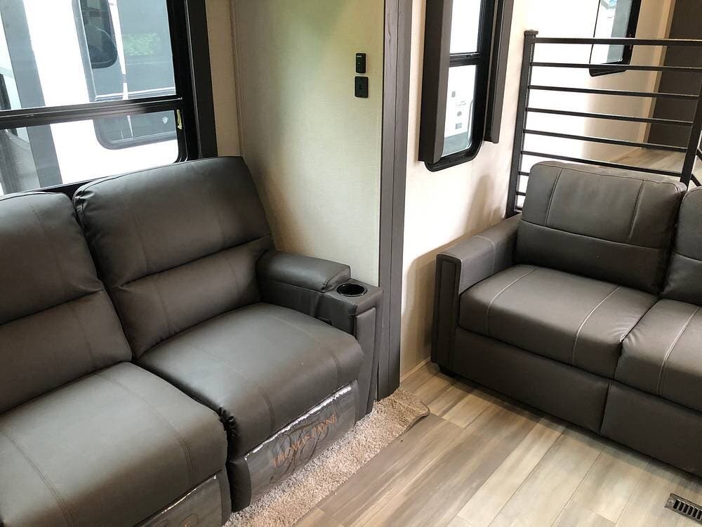 2021 Forest River Cardinal 366DLVE - Used Fifth Wheel For Sale by Pop RVs in Etters, Pennsylvania features Slideout