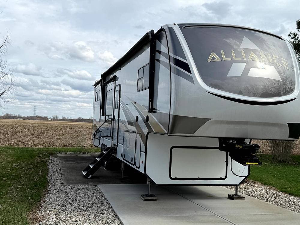 2021 Alliance RV Paradigm 365RD - Used Fifth Wheel For Sale by Pop RVs in Anderson, Indiana features Slideout