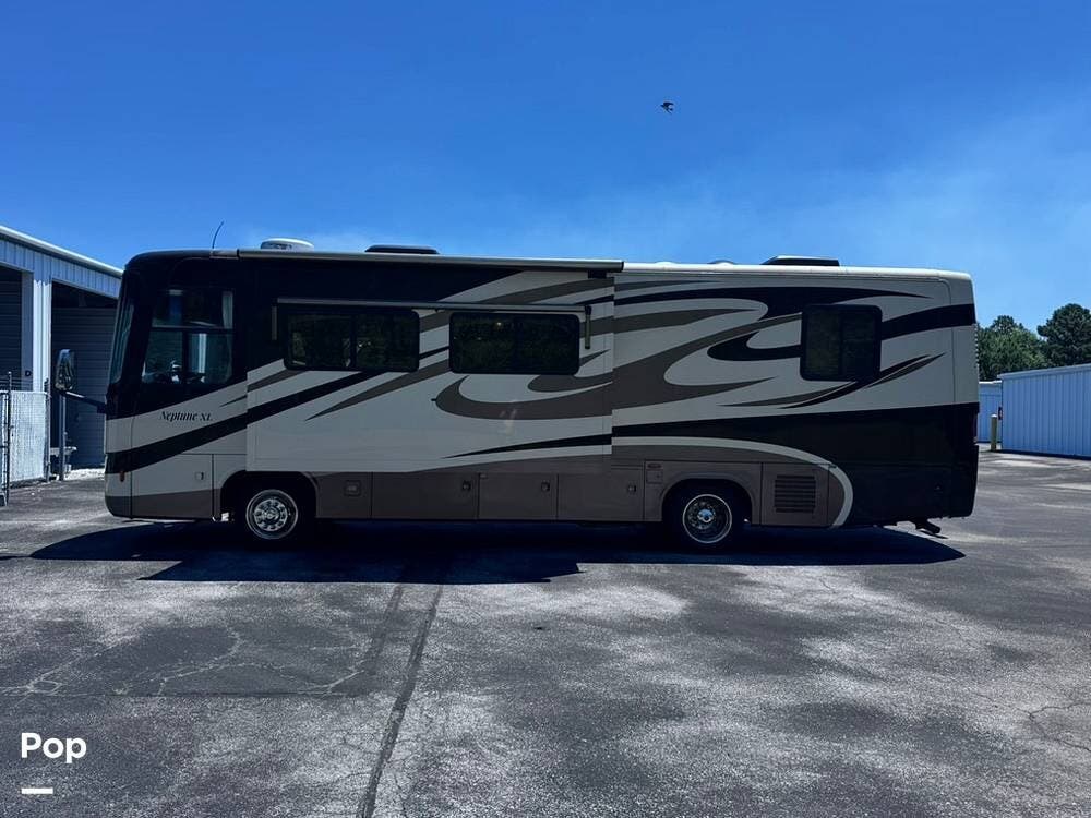 2008 Holiday Rambler Neptune XL 35SBD - Used Diesel Pusher For Sale by Pop RVs in Sneads Ferry, North Carolina features Slideout