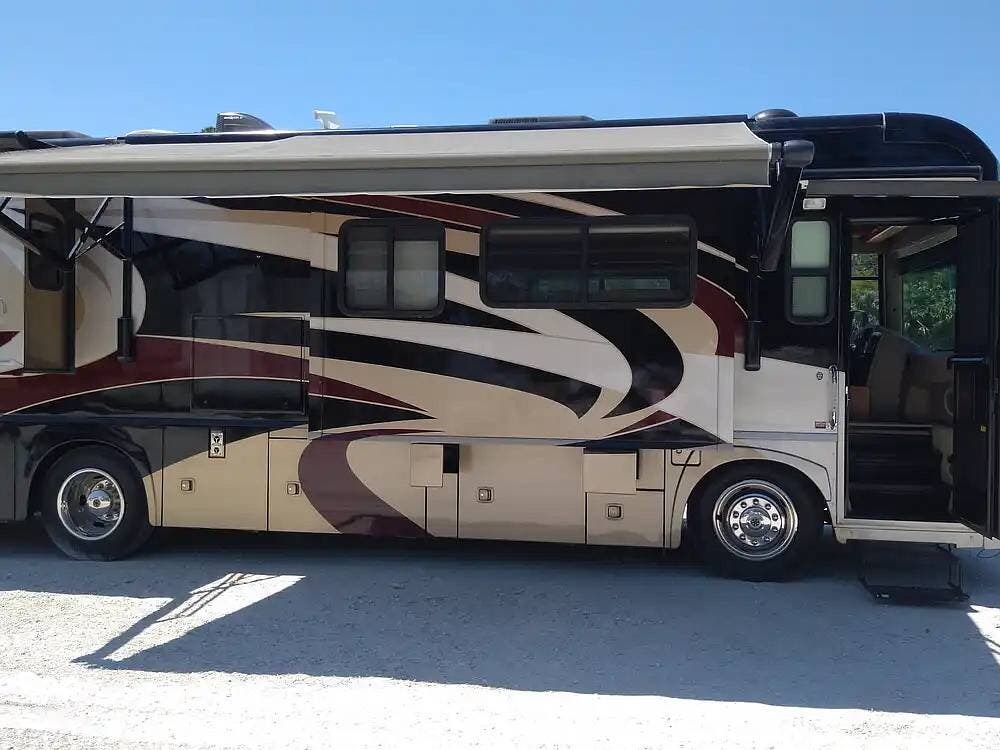 2011 Itasca Meridian 34Y V Class Diesel Pusher - Used Diesel Pusher For Sale by Pop RVs in Labelle, Florida features Slideout