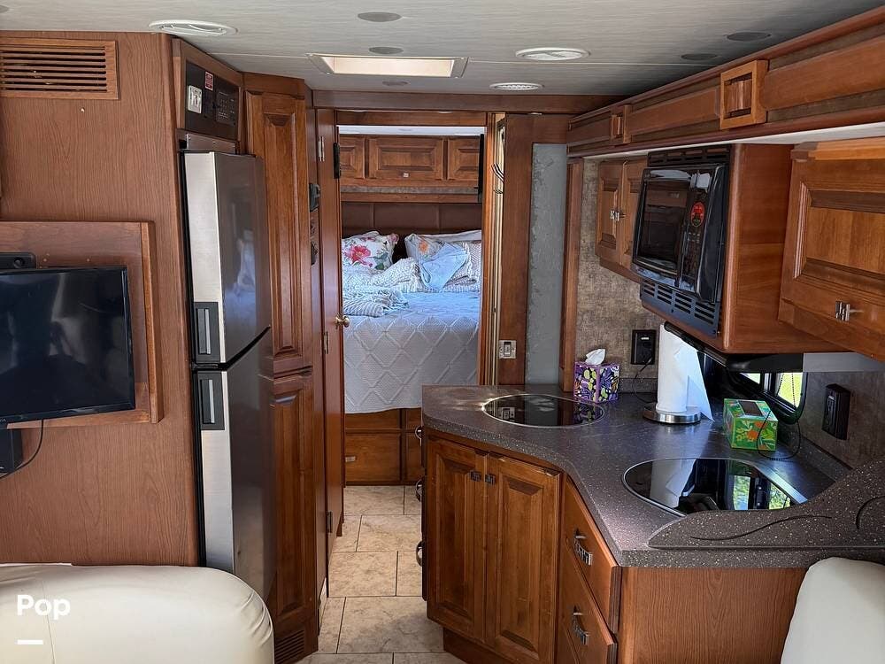 2011 Tiffin Allegro Breeze 28BR - Used Diesel Pusher For Sale by Pop RVs in Zooks Corner, Pennsylvania features Slideout
