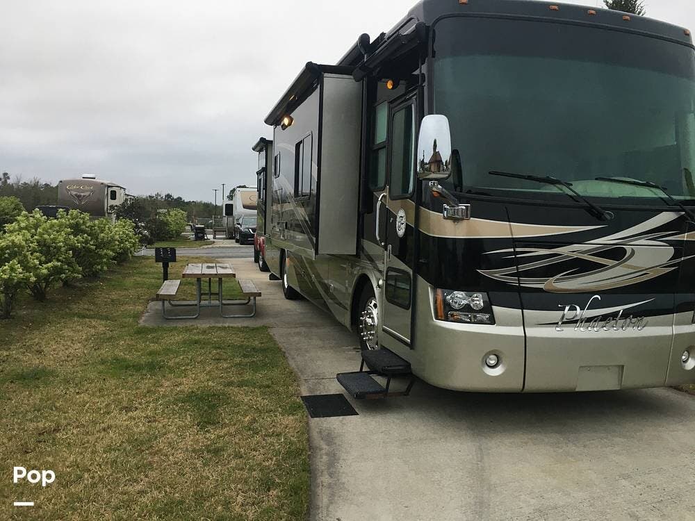 2010 Tiffin Phaeton 36QSH - Used Diesel Pusher For Sale by Pop RVs in Manning, South Carolina features Leveling Jacks, Air Conditioning, Generator, Slideout, Awning