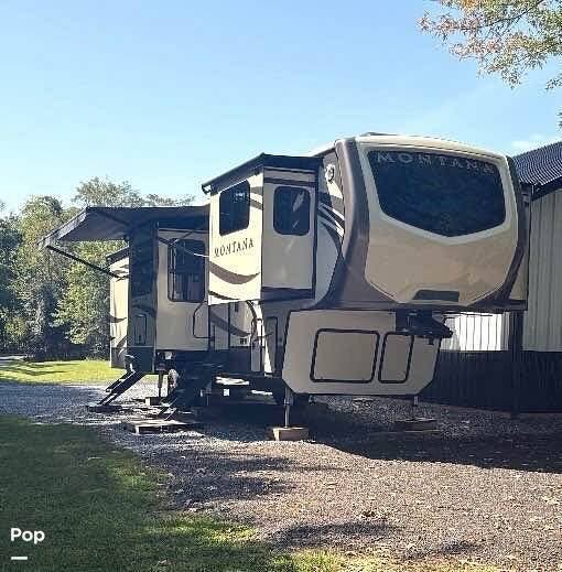 2018 Keystone Montana 3731FL - Used Fifth Wheel For Sale by Pop RVs in Newburg, Maryland features Slideout