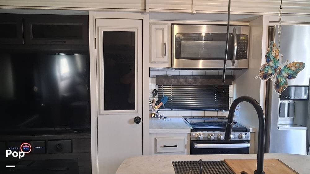 2022 Jayco Eagle 321RSTS - Used Fifth Wheel For Sale by Pop RVs in Hemet, California features Awning, Slideout, Air Conditioning, Leveling Jacks