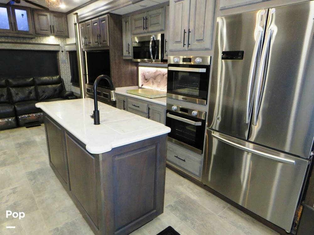 2021 Heartland Landmark 365 LM Newport - Used Fifth Wheel For Sale by Pop RVs in Ocala, Florida features Awning, Leveling Jacks, Slideout, Air Conditioning