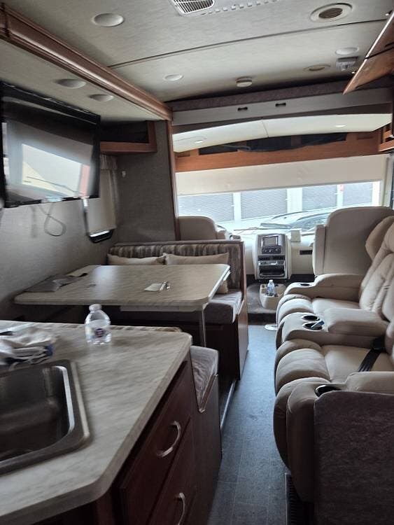 2019 Winnebago Vista 27PE - Used Class A For Sale by Pop RVs in Myrtle Beach, South Carolina features Slideout