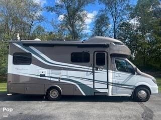 2019 Tiffin Wayfarer 25 QW - Used Class C For Sale by Pop RVs in West Chester, Pennsylvania features Slideout
