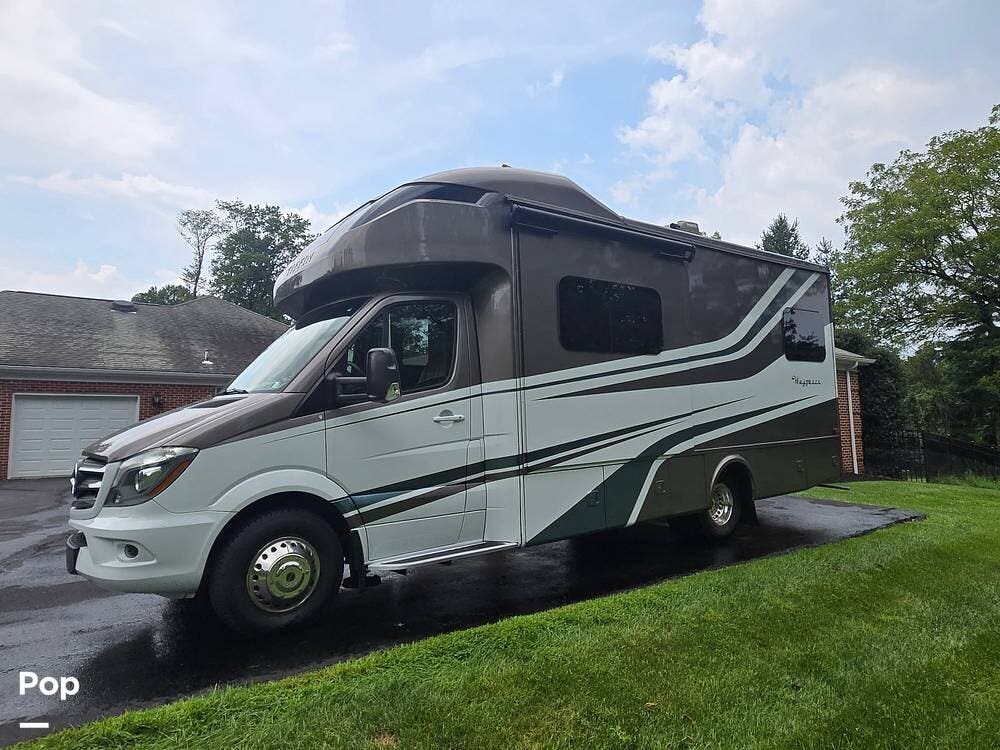 2019 Tiffin Wayfarer 25QW - Used Class C For Sale by Pop RVs in West Chester, Pennsylvania features Slideout, Leveling Jacks, Awning, Air Conditioning, Generator