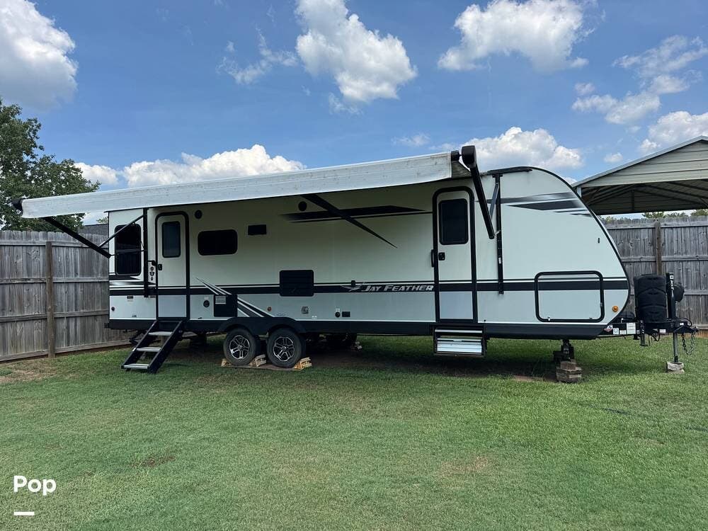 2020 Jayco Jay Feather 27RL - Used Travel Trailer For Sale by Pop RVs in Wetumpka, Alabama features Leveling Jacks, Awning, Slideout, Air Conditioning