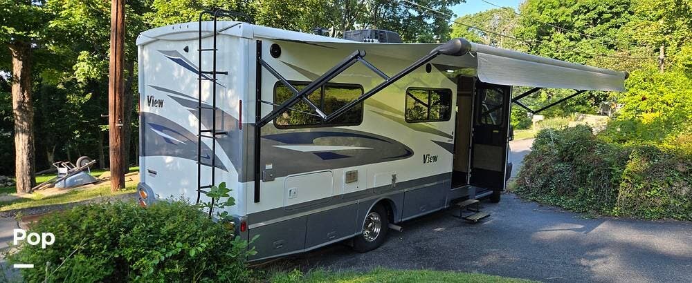 2018 Winnebago View 24J - Used Class C For Sale by Pop RVs in Stockholm, New Jersey features Air Conditioning, Generator, Awning, Slideout