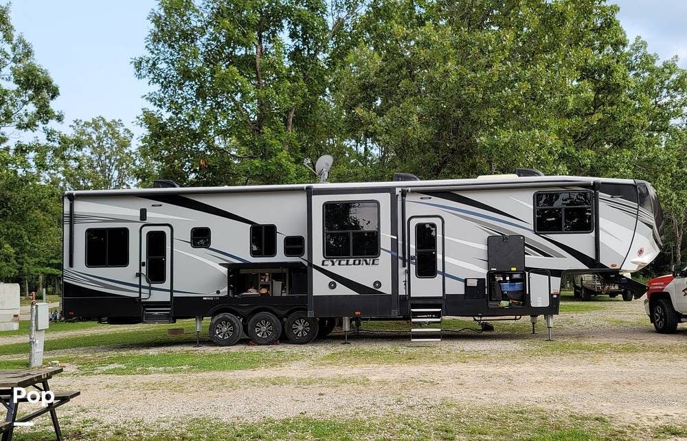 2018 Heartland Cyclone 4005 - Used Toy Hauler For Sale by Pop RVs in Frisco, Texas features Slideout