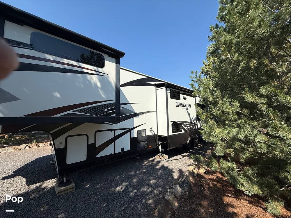 2016 Grand Design Momentum 385TH - Used Toy Hauler For Sale by Pop RVs in Terrebonne, Oregon features Slideout, Air Conditioning, Awning, Leveling Jacks, Generator