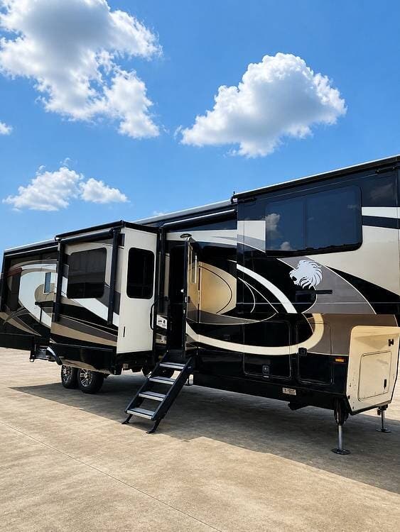 2018 Landmark Madison 365 by Heartland from Pop RVs in Sharpsburg, Kentucky