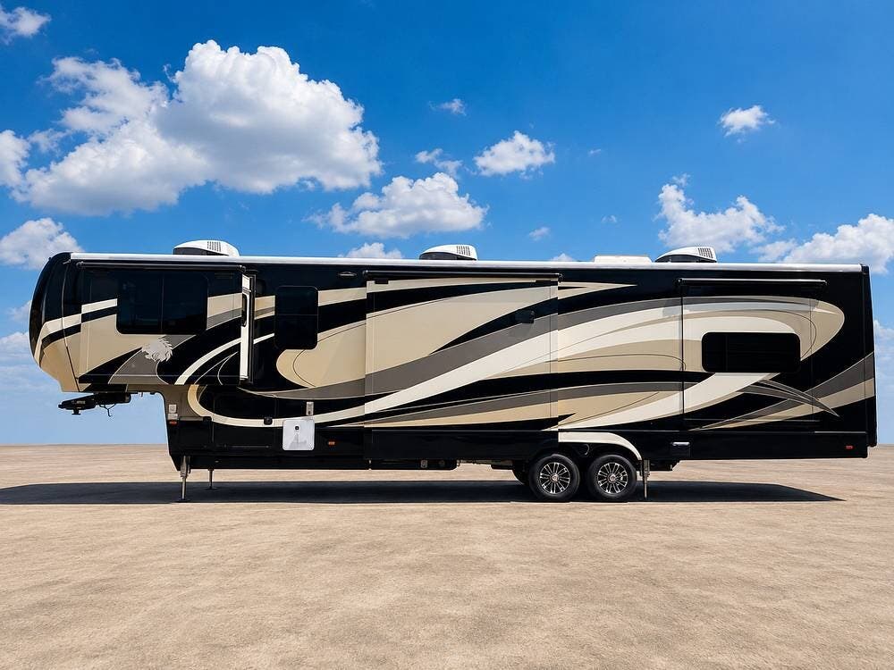 2018 Heartland Landmark Madison 365 - Used Fifth Wheel For Sale by Pop RVs in Sharpsburg, Kentucky features Slideout