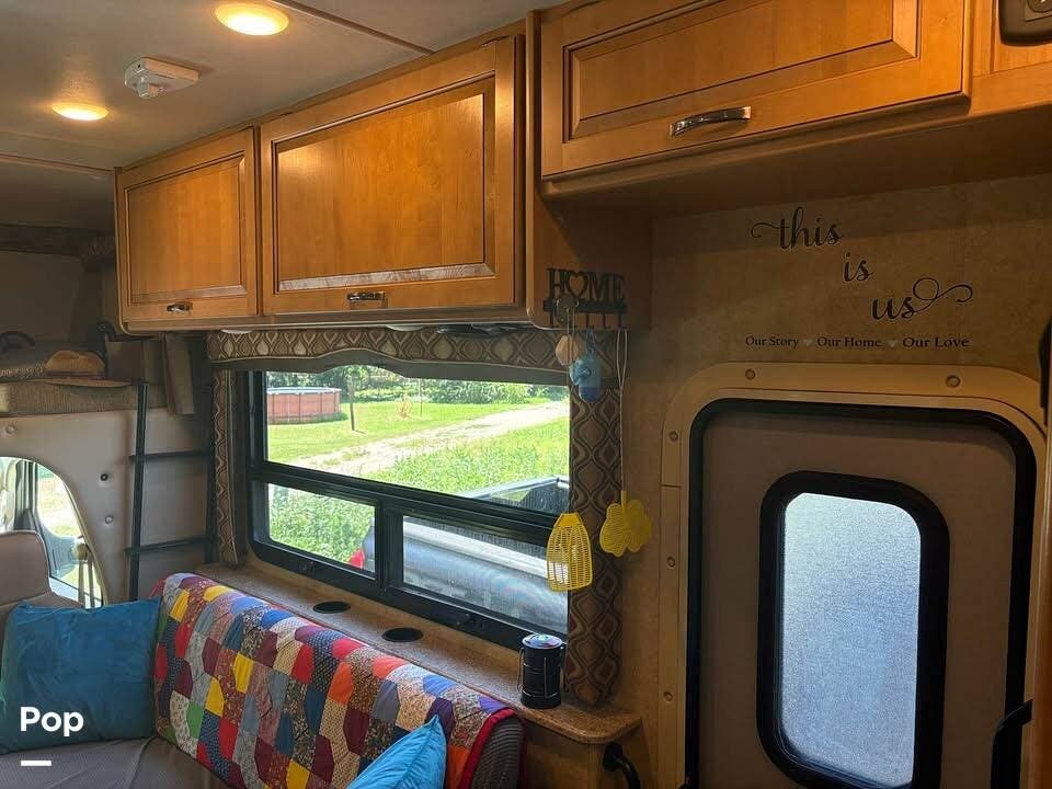 2016 Thor Motor Coach Chateau 31E - Used Class A For Sale by Pop RVs in Shawnee, Oklahoma features Slideout