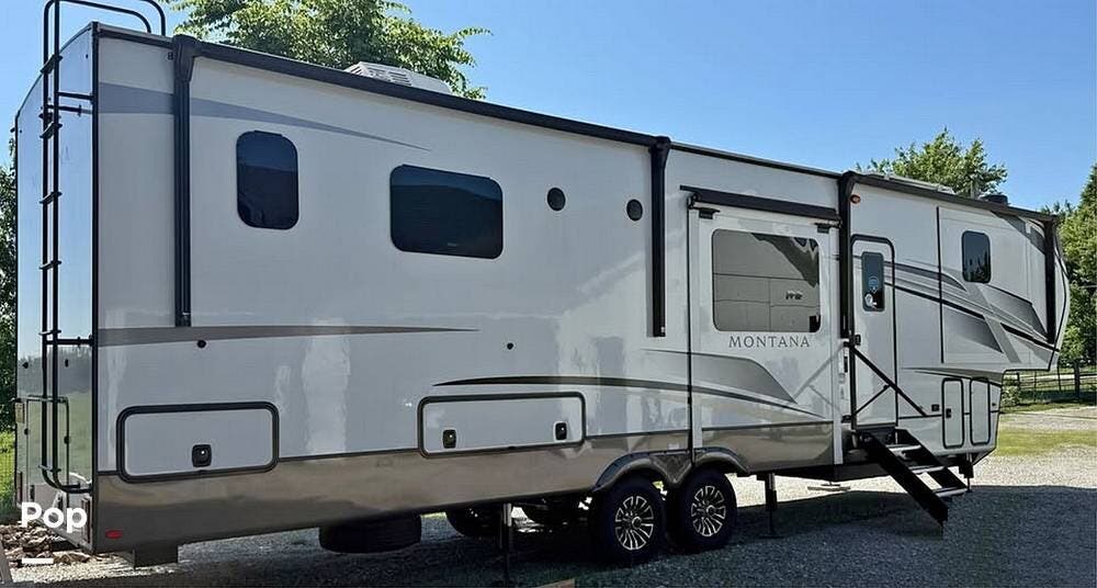 2024 Keystone Montana 3795FK - Used Fifth Wheel For Sale by Pop RVs in Stilwell, Kansas features Slideout