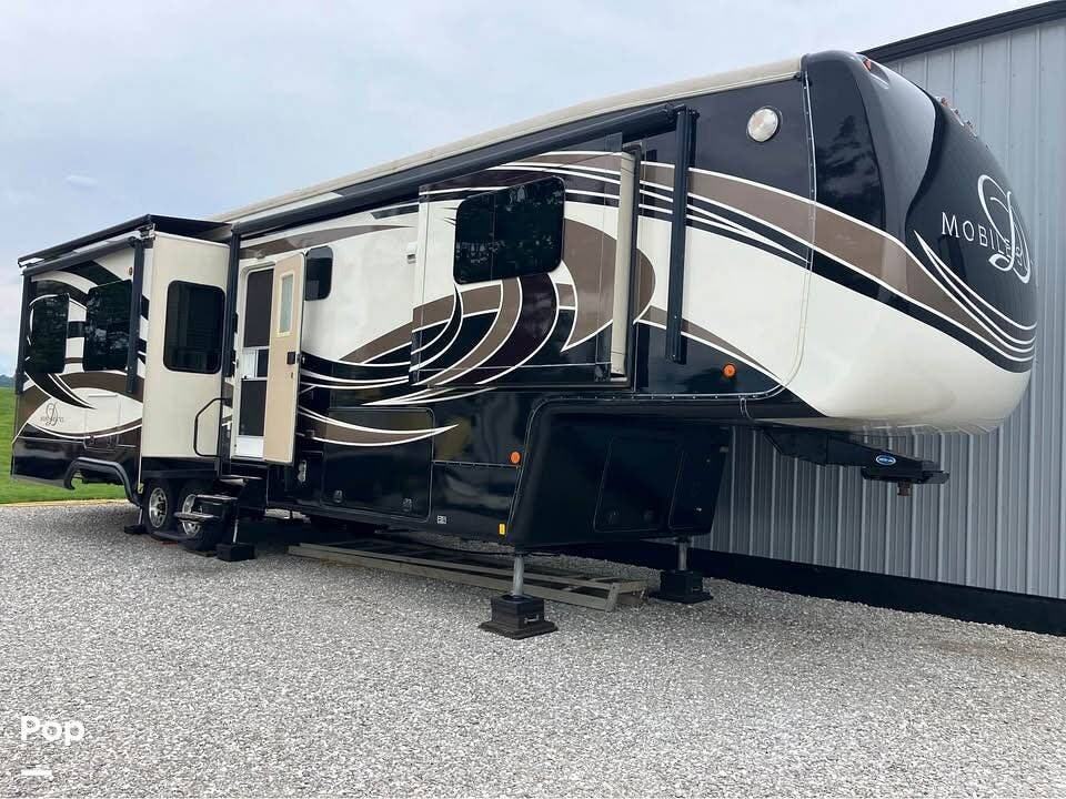 2016 DRV Mobile Suites 38PS3 - Used Fifth Wheel For Sale by Pop RVs in Monticello, Kentucky features Slideout