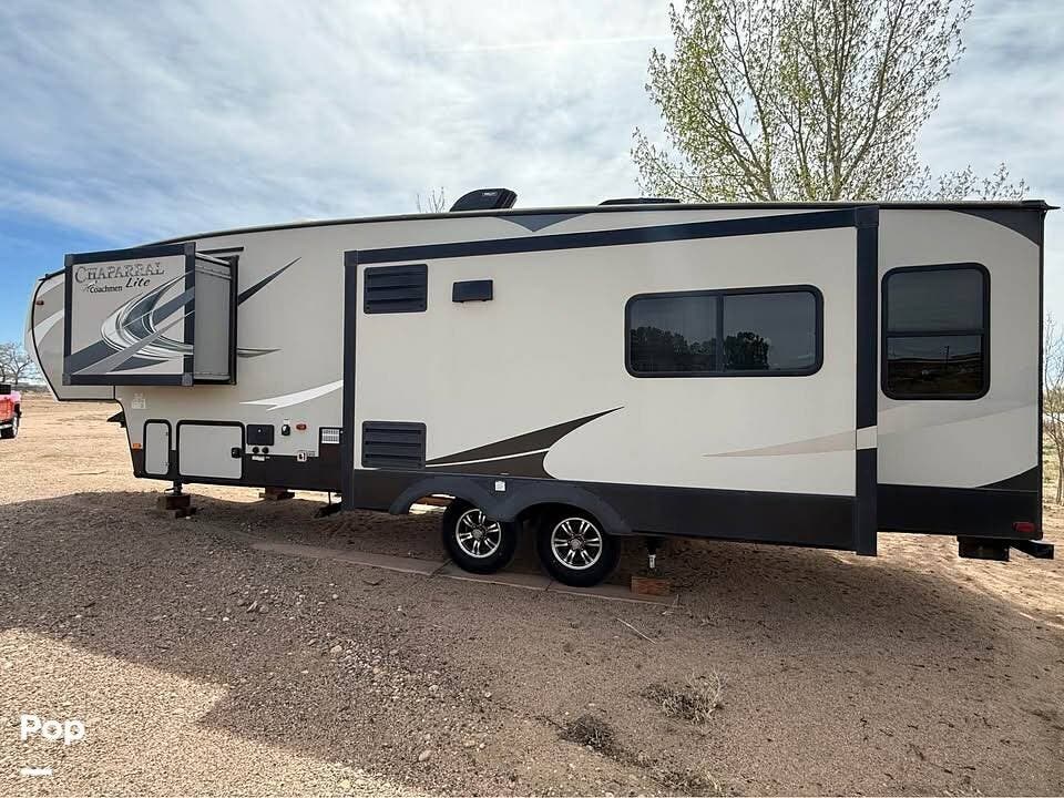 2019 Coachmen Chaparral Lite 285RLS - Used Fifth Wheel For Sale by Pop RVs in Freeport, Florida features Slideout