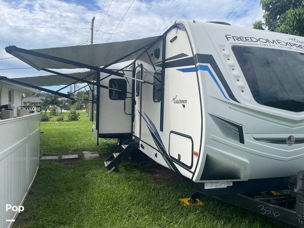 2022 Coachmen Freedom Express 320BHDSLE - Used Travel Trailer For Sale by Pop RVs in Venice, Florida features Leveling Jacks, Awning, Slideout, Air Conditioning
