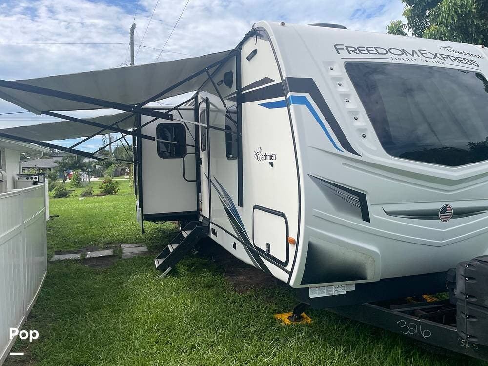 2022 Freedom Express 320BHDSLE by Coachmen from Pop RVs in Venice, Florida