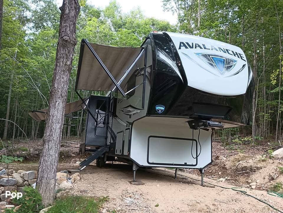 2019 Keystone Avalanche 395BH - Used Fifth Wheel For Sale by Pop RVs in Bryant Pond, Maine features Leveling Jacks, Slideout, Air Conditioning, Awning