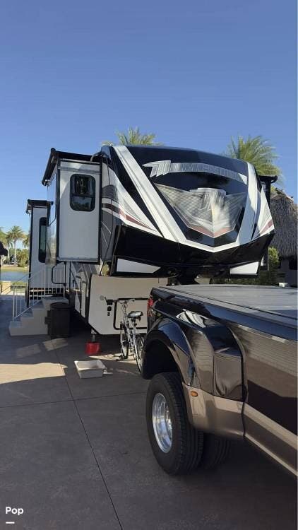 2017 Grand Design Momentum 367TH - Used Fifth Wheel For Sale by Pop RVs in Shelby Township, Michigan features Slideout