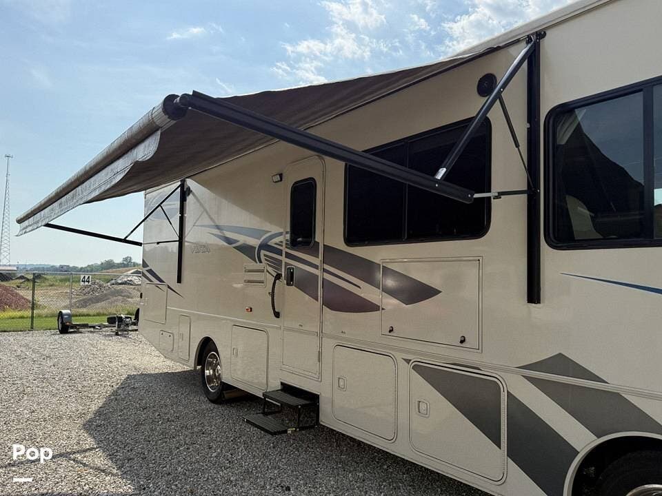 2018 Winnebago Vista 31BE - Used Class A For Sale by Pop RVs in Pickerington, Ohio features Leveling Jacks, Air Conditioning, Awning, Slideout, Generator