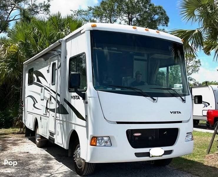 2013 Winnebago Vista 26HE - Used Class A For Sale by Pop RVs in Emmetsburg, Iowa features Slideout