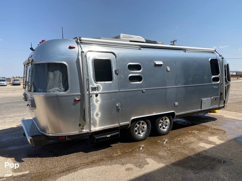 2016 Airstream Flying Cloud 25FB Queen - Used Travel Trailer For Sale by Pop RVs in Amarillo, Texas