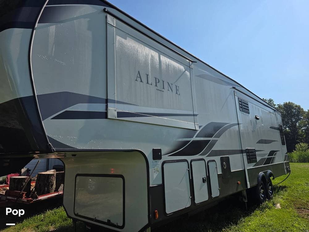 2021 Keystone Alpine 3220RL - Used Fifth Wheel For Sale by Pop RVs in Versailles, Indiana features Awning, Slideout, Leveling Jacks, Air Conditioning