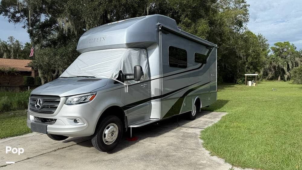 2022 Tiffin Wayfarer 25RW - Used Class C For Sale by Pop RVs in Winter Haven, Florida features Slideout
