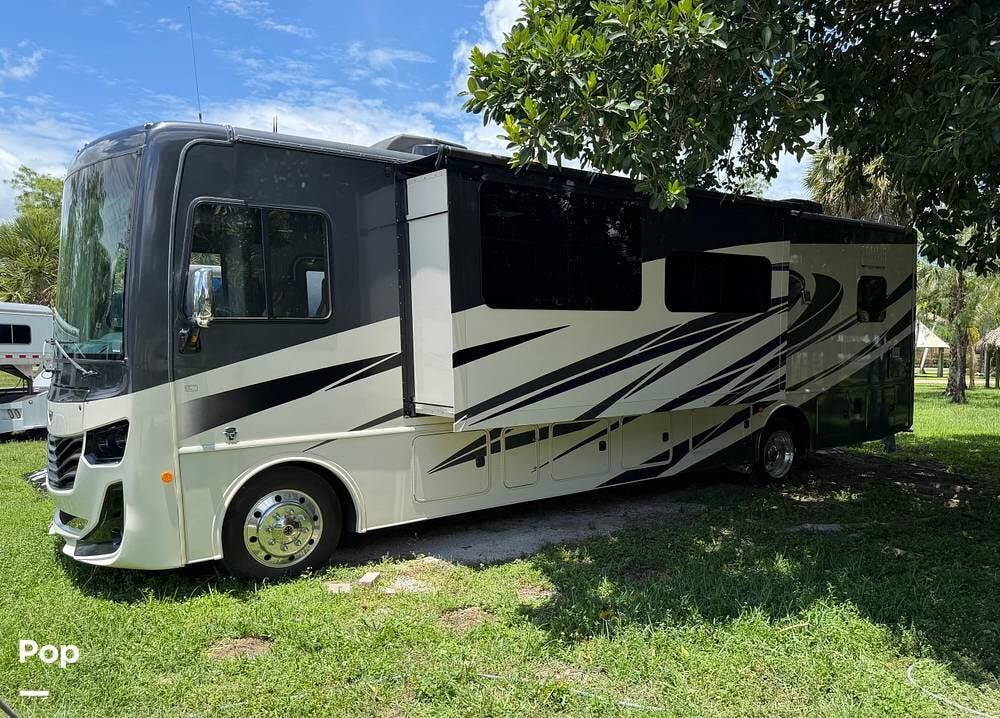 2020 Fleetwood Fortis M-34MB Ford 6.8 Liter - Used Class A For Sale by Pop RVs in Wellington, Florida features Slideout
