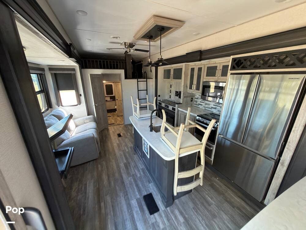 2022 Keystone Avalanche 390DS - Used Fifth Wheel For Sale by Pop RVs in Tuttle, Oklahoma features Leveling Jacks, Air Conditioning, Slideout, Awning