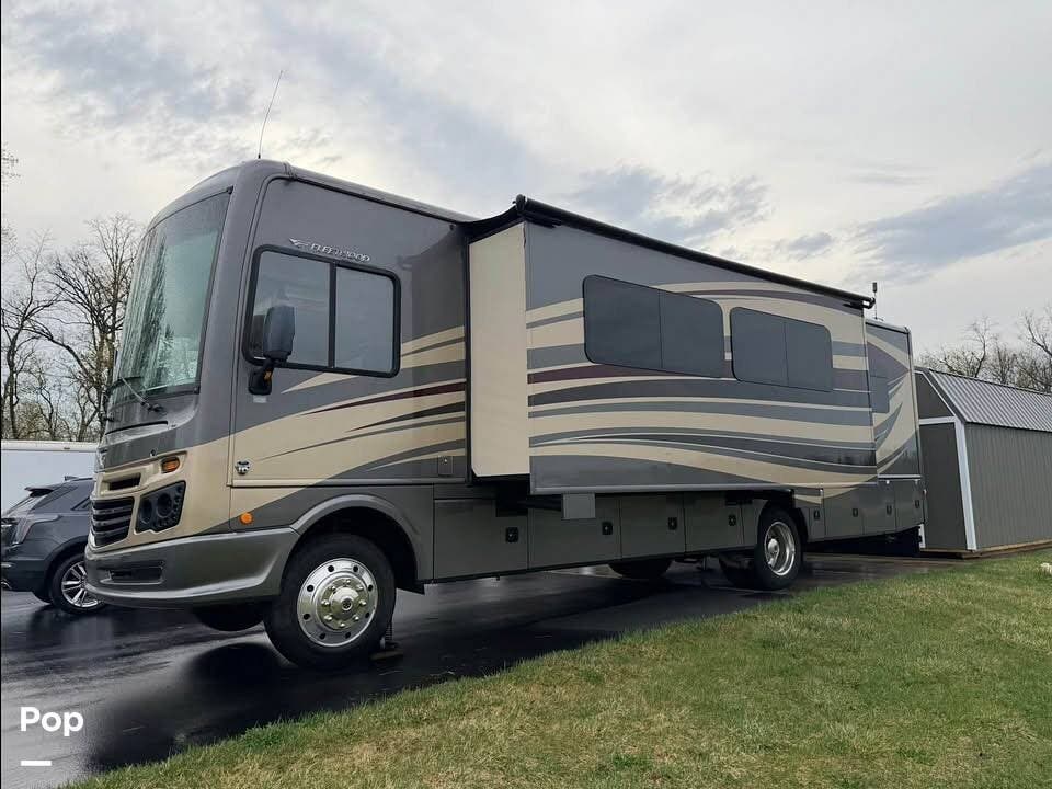 2017 Fleetwood Bounder 33C - Used Class A For Sale by Pop RVs in Zimmerman, Minnesota features Slideout