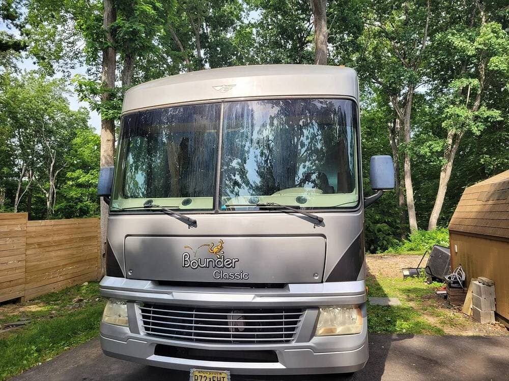 2011 Fleetwood Bounder Classic 36R - Used Class A For Sale by Pop RVs in West Milford, New Jersey features Slideout